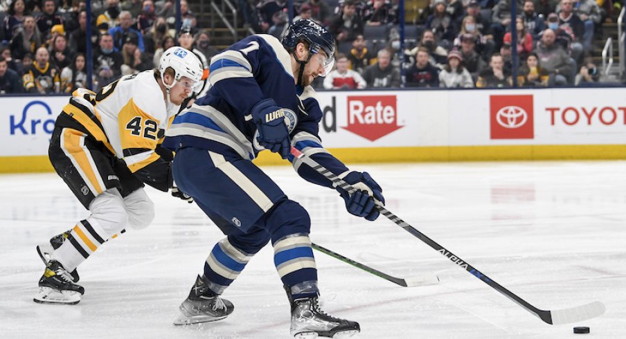 Columbus Blue Jackets' Sean Kuraly plays the puck against Pittsburgh Penguins' Kasperi Kapanen in the first period at Nationwide Arena.